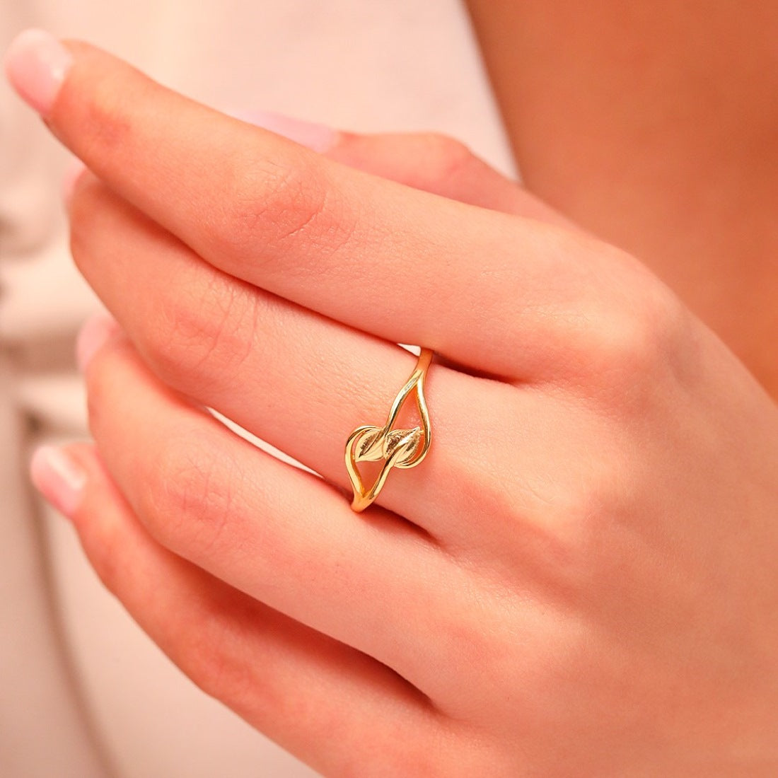Simple Gold Finger Ring Design For Female 22KT Casting Ladies Gold